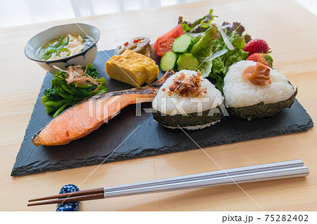 おにぎりの朝ごはんプレート おにぎりの朝ごはんプレート 75282402