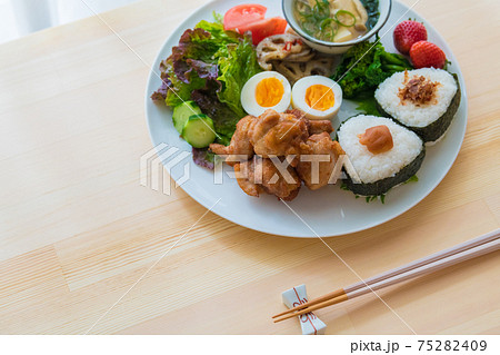 おにぎりの朝ごはんプレート 75282409
