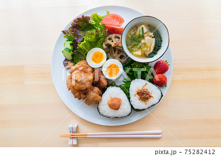 おにぎりの朝ごはんプレート 75282412