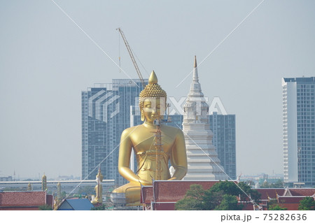 タイ王国バンコク「ワットパクナム パシーチャローン・トンブリー」で建設中の巨大仏像 75282636