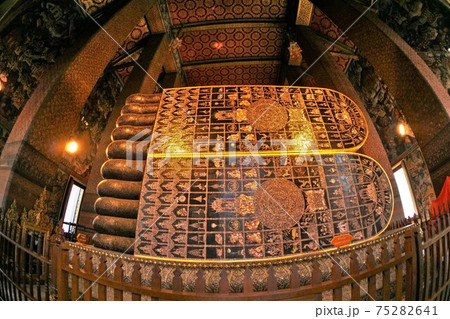 タイ国バンコクのワット・ポー（Wat Pho）の大寝釈迦仏、涅槃像 75282641