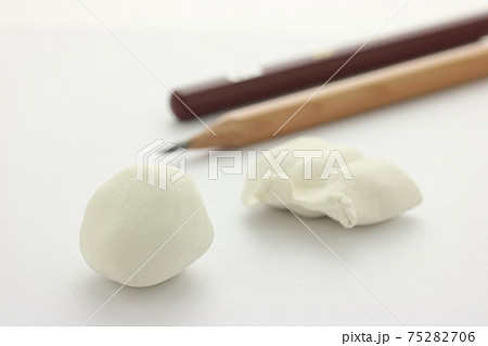 画材道具の練り消しゴム 画材道具の練り消しゴム 75282706