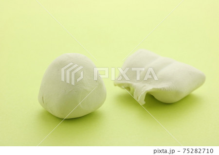 画材道具の練り消しゴム 75282710