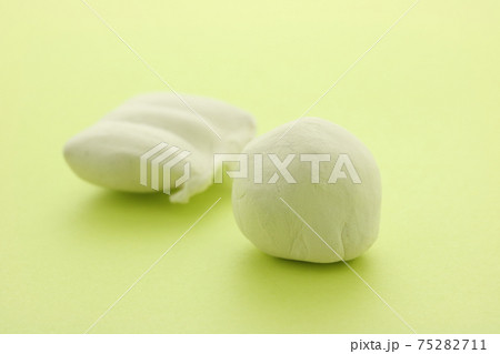 画材道具の練り消しゴム 75282711