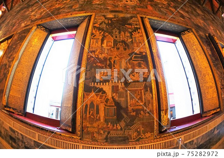 タイ・バンコクの観光地、三大寺院ワット・ポーの涅槃像のある建物内から撮影した壁 タイ・バンコクの観光地、三大寺院ワット・ポーの涅槃像のある建物内から撮影した壁 75282972