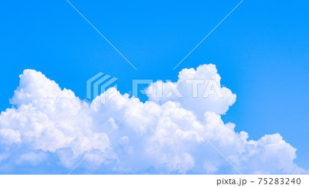 夏の爽やかな青空 75283240