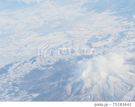 上空から見下ろした岩木山近辺 冬 75283642