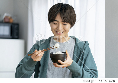ごはんを食べる若い男性 ごはんを食べる若い男性 75283670