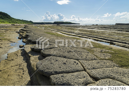 西表島の独特な海岸地形（沖縄県西表島） 75283780
