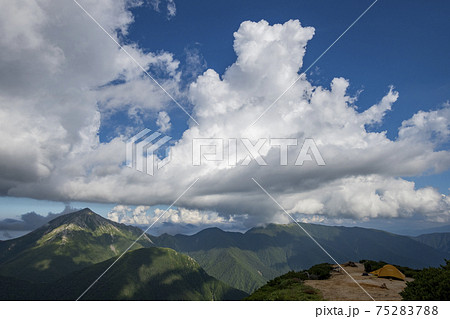 西岳から見る常念岳と夏の雲（長野県） 75283788