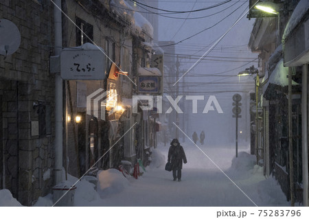 小樽の路地（北海道） 75283796