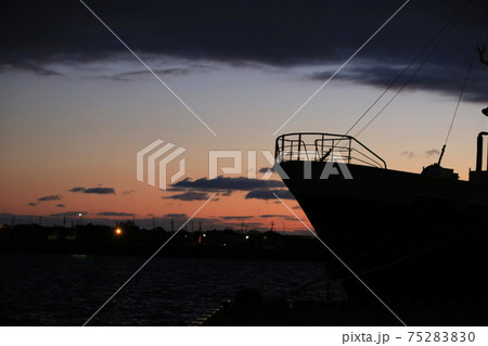 夜明け前の静かな埠頭 夜明け前の静かな埠頭 75283830