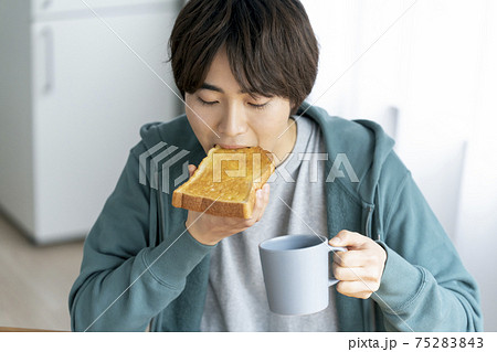 トーストを食べる若い男性 トーストを食べる若い男性 75283843