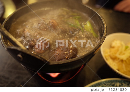 グツグツ茹だった黒胡麻鍋 グツグツ茹だった黒胡麻鍋 75284020