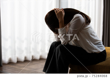 頭を抱える女性 頭を抱える女性 75284068