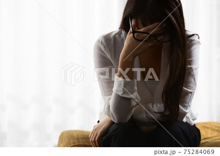 頭を抱える女性 頭を抱える女性 75284069