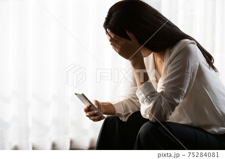 頭を抱える女性 75284081