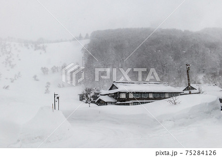 雪の世界　酸ヶ湯　 75284126