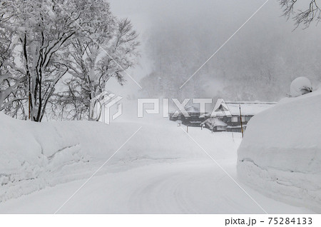 雪の世界　酸ヶ湯　 75284133