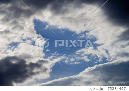 空の写真　青い空・白い雲・黒い雲 75284497