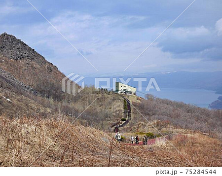 有珠山火口原と洞爺湖 75284544