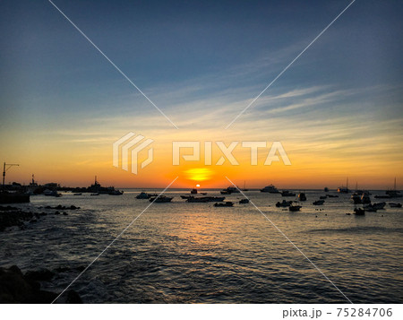 サンタクルス島の夕日(ガラパゴス諸島) サンタクルス島の夕日(ガラパゴス諸島) 75284706