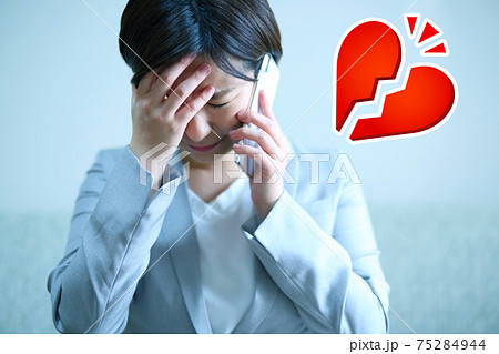 失恋をした若い女性会社員イメージ 75284944