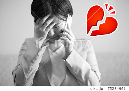 失恋をした若い女性会社員イメージ 75284961