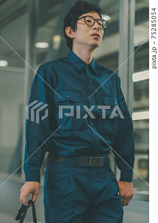 新聞印刷工場 75285054