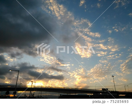 橋と雲と夕焼け空の写真 橋と雲と夕焼け空の写真 75285693