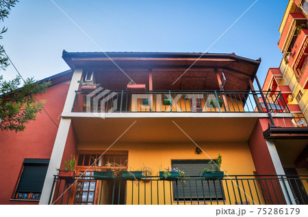 アルバニアの首都ティラナの集合住宅 75286179