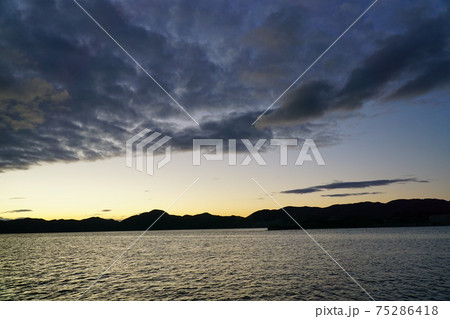 夕暮れ 黄昏 日の入り 夕方 夕暮れ 黄昏 日の入り 夕方 75286418