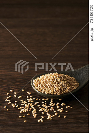 レンゲですくった炒りごま 75286729