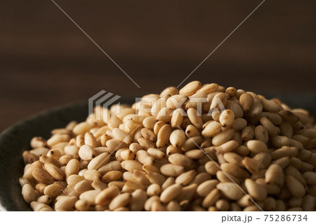 レンゲですくった炒りごま レンゲですくった炒りごま 75286734