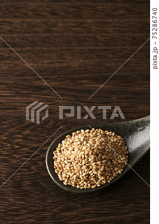 レンゲですくった炒りごま 75286740