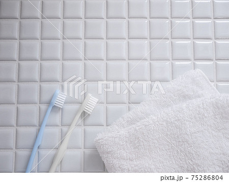 歯ブラシで歯磨きをする。歯のケア・口腔ケア・歯ブラシ。 75286804