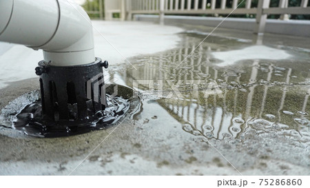雨樋から排水されずにコンクリートに流れ出す雨水 雨樋から排水されずにコンクリートに流れ出す雨水 75286860