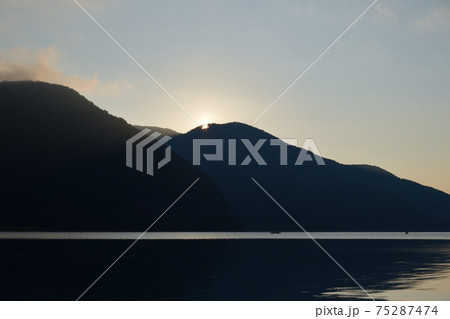 朝の本栖湖 75287474