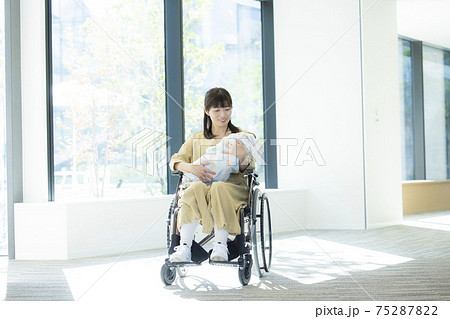 赤ちゃんを抱っこする車椅子の女性の写真素材 [75287822] - PIXTA