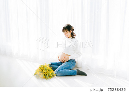妊婦さんとミモザ 75288426