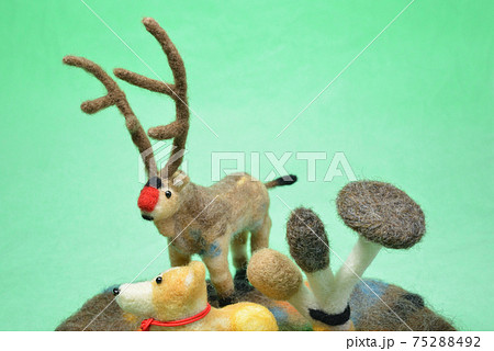 グリーン背景に犬とトナカイ キノコの写真素材