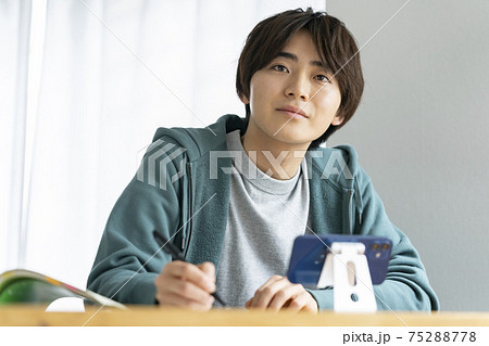 勉強する若い男性　　イメージ 75288778