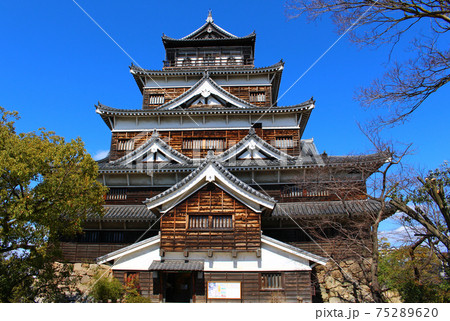 広島城・天守閣の正面（入口） 75289620