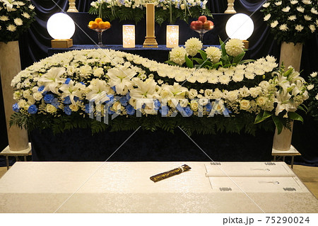 白菊でラインをとった花祭壇の写真素材 白菊でラインをとった花祭壇の写真素材