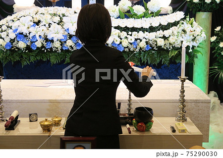 開式の準備をするセレモニーレディー 75290030