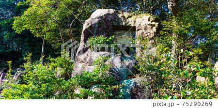 御館山稲荷神社　矢受け石　パノラマ　【長崎県諫早市】 75290269