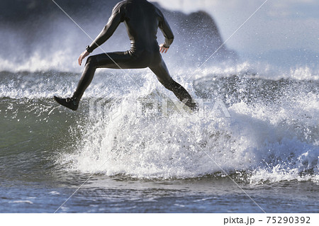 【強風吹き荒れる春の嵐の中のサーフィン】 75290392