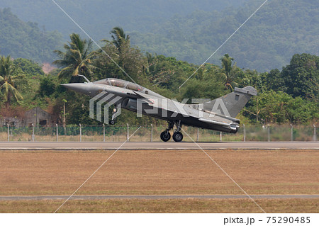 フランス空軍ラファールB着陸 75290485