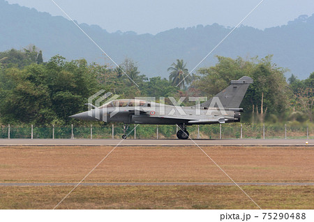 フランス空軍ラファールB着陸 75290488