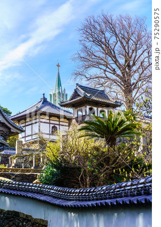 寺院と教会の見える風景 長崎県平戸市 の写真素材 75290575 Pixta